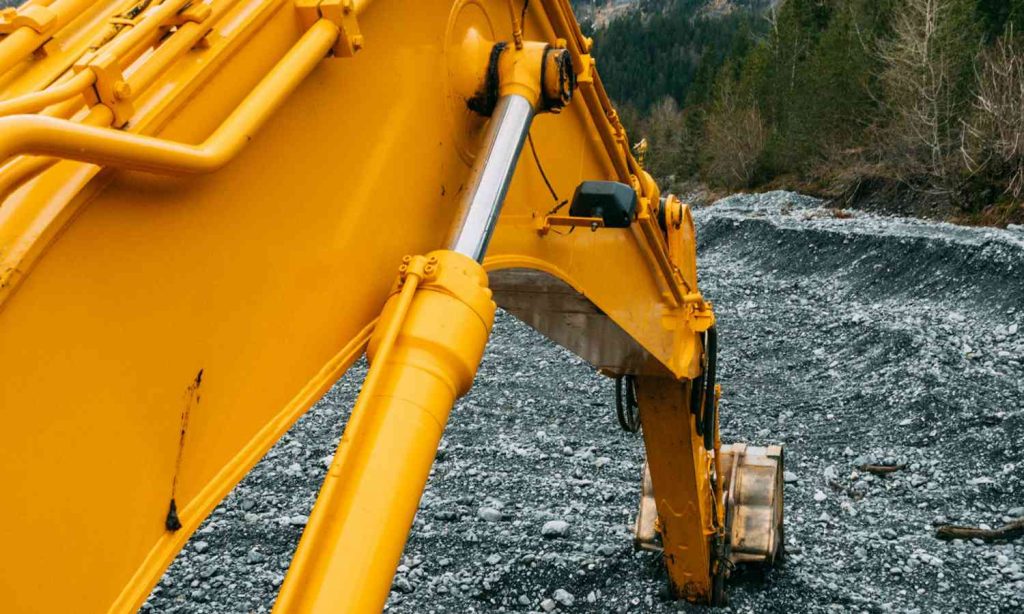 Hydraulic vs. Pneumatic Systems: Key Differences & Advantages in Industrial Automation 1 Aktuator hidrolik pada heavy equipment