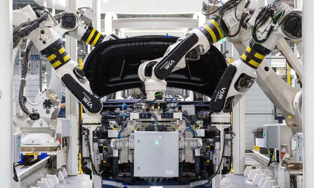 How the Manufacturing Sector Drives Indonesia’s Economic Growth 3 Industrial Automation - Robot installing parts on the vehicle
