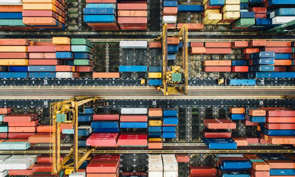 How the Manufacturing Sector Drives Indonesia’s Economic Growth 2 Pengaruh Manufaktur terhadap Ekspor dan Neraca Perdagangan - Bawalaksana ID